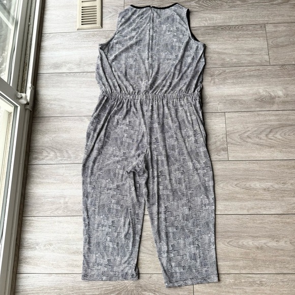 VINCE CAMUTO Sleeveless Scale
Stretchy Imprint Jumpsuit - Picture 9 of 14